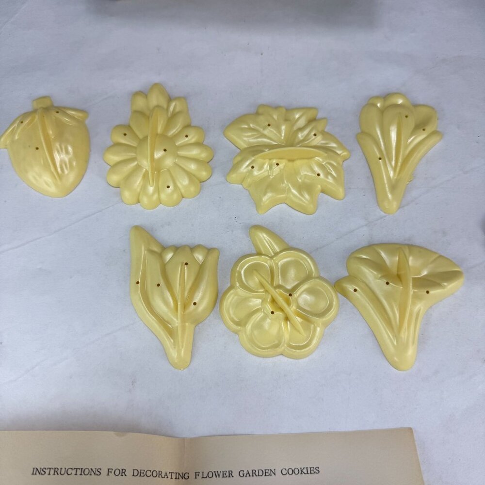 Vintage The Four Mc B's Flower Garden and Happy Days Cookie Cutters - Picture 2 of 13